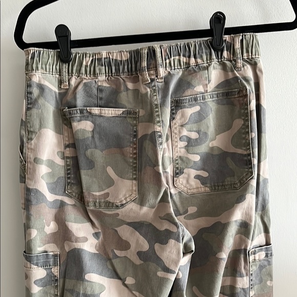 Viral Camouflage Wide Leg Cargo Pants - Picture 4 of 7